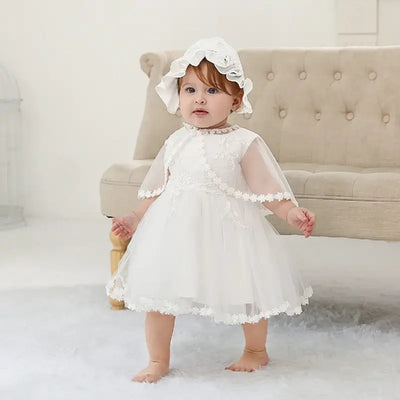 Robe baptême bébé fille blanche avec motif floral et chapeau assorti