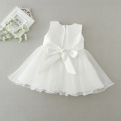 Robe baptême bébé fille blanche avec cape en dentelle florale et jupe en tulle volumineuse