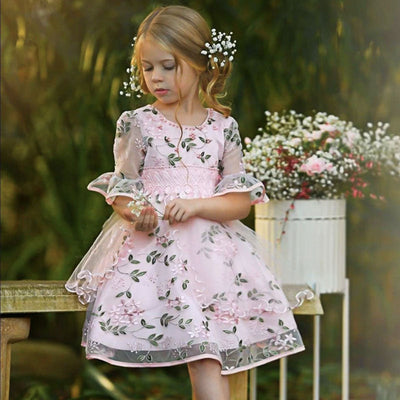 Robe soirée fille rose pâle motif floral avec manches volants et dentelle