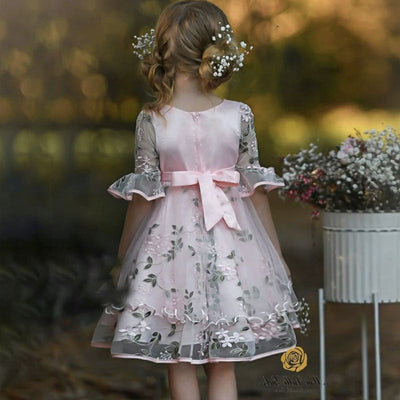 Robe soirée fille rose pâle motif floral avec manches volants et dentelle