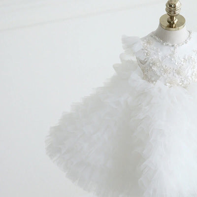 Robe baptême bébé fille blanche avec broderies florales et volants en tulle