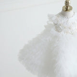 Robe baptême bébé fille blanche avec broderies florales et volants en tulle