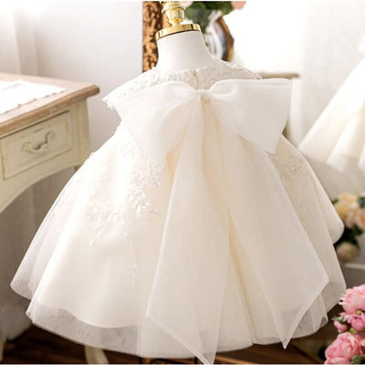 Robe baptême bébé fille ivoire avec dentelle et nœud blanc