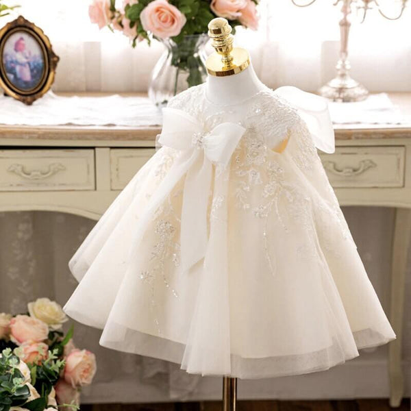 Robe baptême bébé fille ivoire avec dentelle et nœud blanc