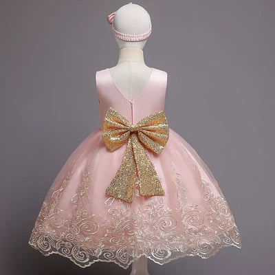 Robe princesse fille rose pastel avec ceinture dorée et broderies florales