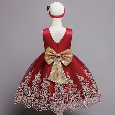 Robe princesse fille rose pastel avec ceinture dorée et broderies florales