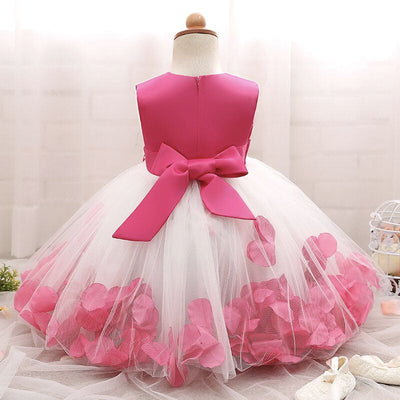 Robe princesse bébé rose vif avec tulle blanc et pétales roses