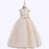 Robe princesse fille blanche avec corsage en dentelle fleurie et jupe en tulle volumineuse