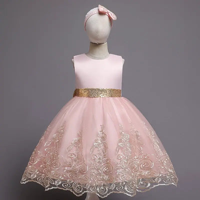 Robe princesse fille rose pastel avec ceinture dorée et broderies florales