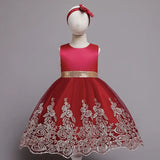 Robe princesse fille rose pastel avec ceinture dorée et broderies florales