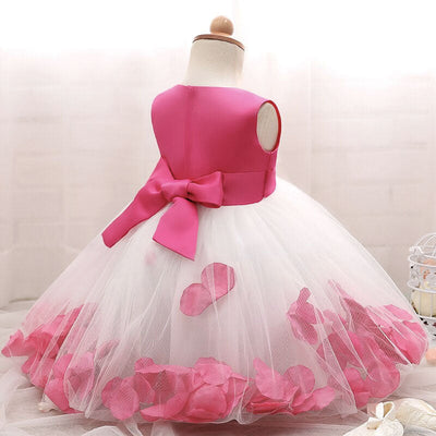 Robe princesse bébé rose vif avec tulle blanc et pétales roses