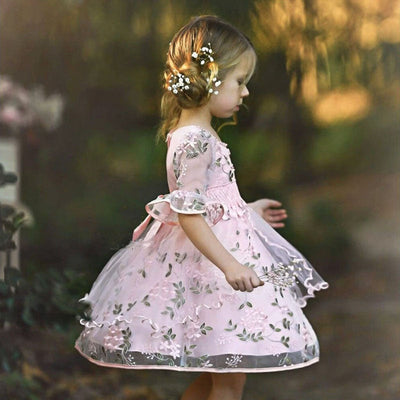 Robe soirée fille rose pâle motif floral avec manches volants et dentelle