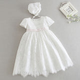 Robe baptême bébé fille blanche en dentelle florale avec bonnet assorti